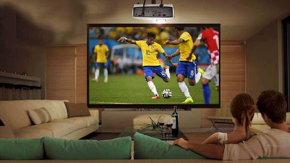 Большие экраны футбол. Футбол на проекторе. Футбол на экране. Футбол на большом экране. Игры на проекторе.