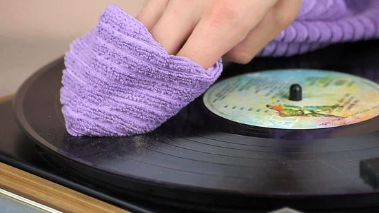 Chuẩn bị dụng cụ vệ sinh đĩa than