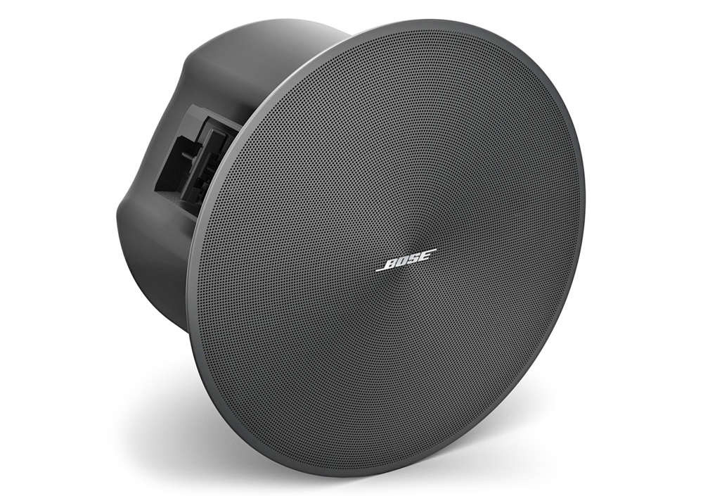 Bose DesignMax DM6C có thiết kế tinh tế với lưới tản nhiệt viền mỏng và logo tháo rời