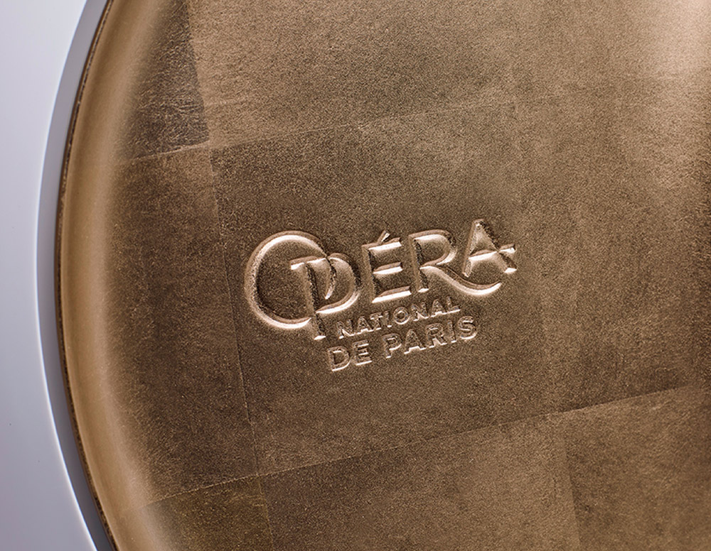 Logo của Opéra national de Paris trên mạn sườn được phủ vàng lá