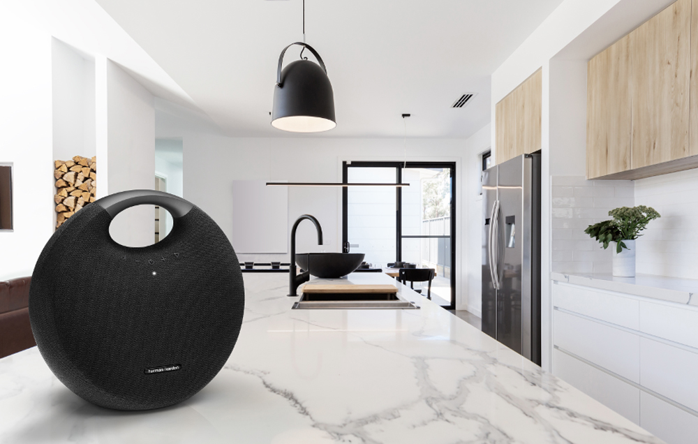 Harman Kardon Onyx Studio 6 làm tăng tính thẫm mỹ cho không gian nhà bạn.