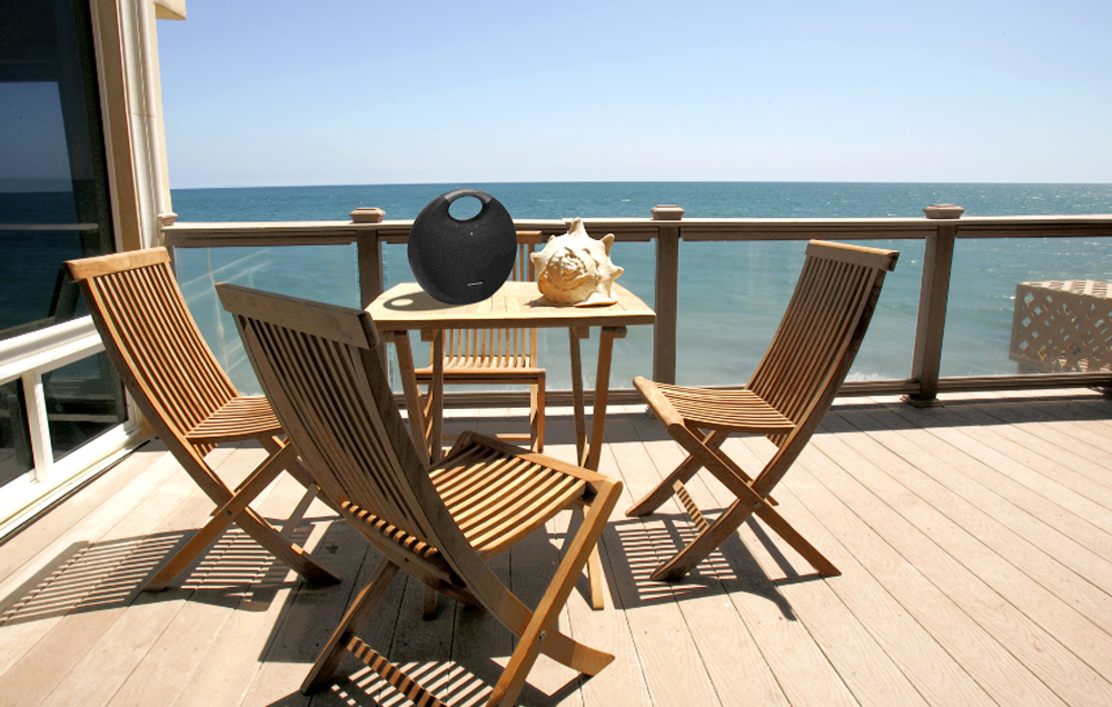 Harman Kardon Onyx Studio 6 làm tăng tính thẫm mỹ cho không gian nhà bạn.Sử dụng Onyx Studio 6 cho các cuộc vui tại bãi biển, hồ bơi mà không lo vào nước với chuẩn kháng nước IPX7