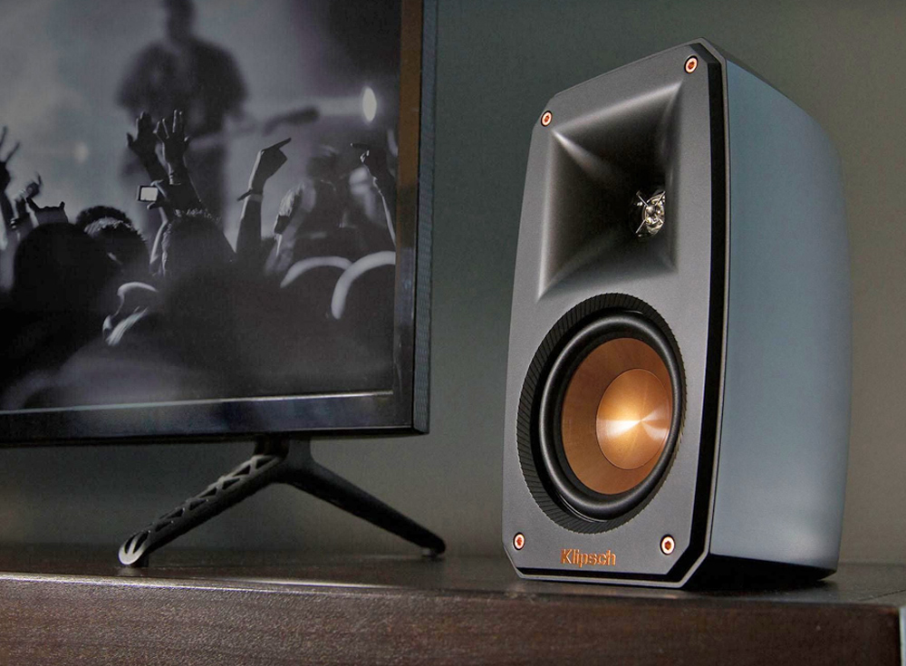 Loa vệ tinh với thiết kế họng kèn Tractrix Horn đặc trưng của Klipsch.