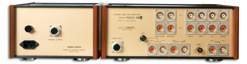 Mặt sau pre–amp đèn Leben RS-28CX bao gồm cổng nguồn và cồng kết nối âm thanh