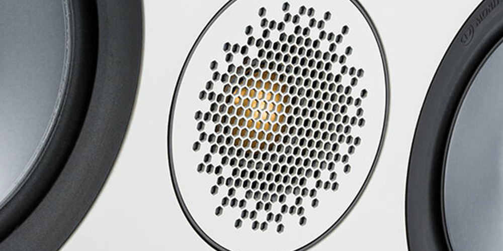 Lưới tản nhiệt loa Bronze C150 có thiết kế hình lục giác giúp phân tán âm thanh tốt hơn
