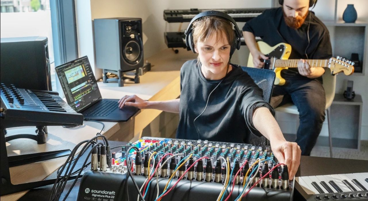 Mixer Soundcraft Signature Plus 22 ch&iacute;nh h&atilde;ng gi&aacute; rẻ