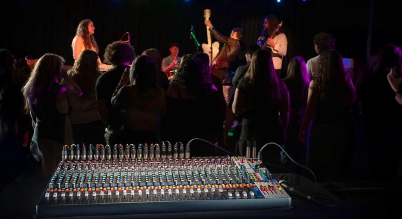 Mixer Soundcraft Signature Plus 32 ch&iacute;nh h&atilde;ng gi&aacute; rẻ