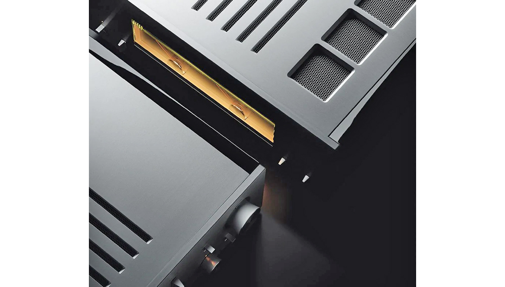 Với thiết kế tinh xảo, cao cấp amply Yamaha CRX B370 còn là vật trang trí cho ngôi nhà của bạn