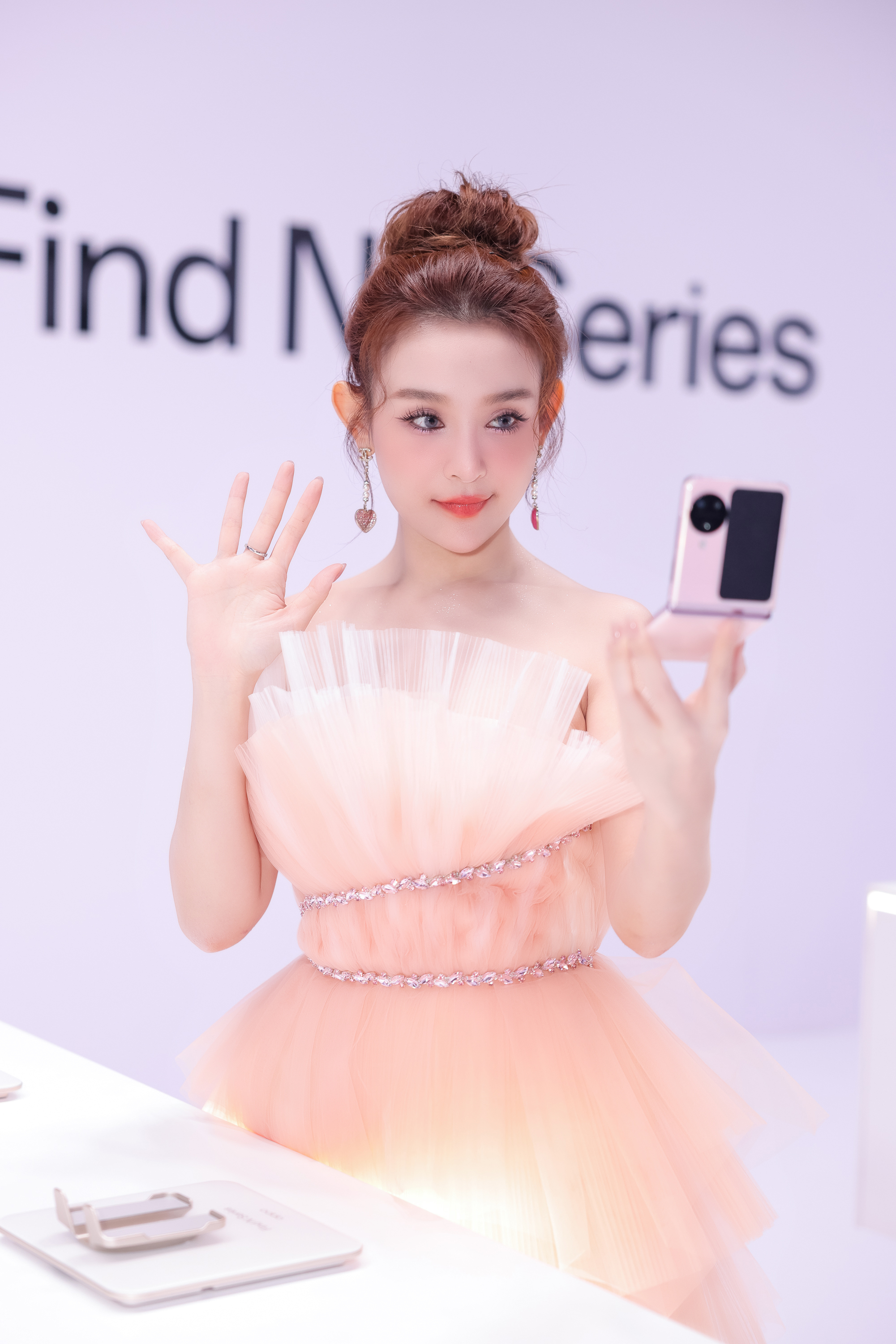 OPPO Find N3 Flip ra mắt tại Việt Nam: bộ ba camera đầu tiên, màn hình ngoài hữu dụng, giá 23 triệu