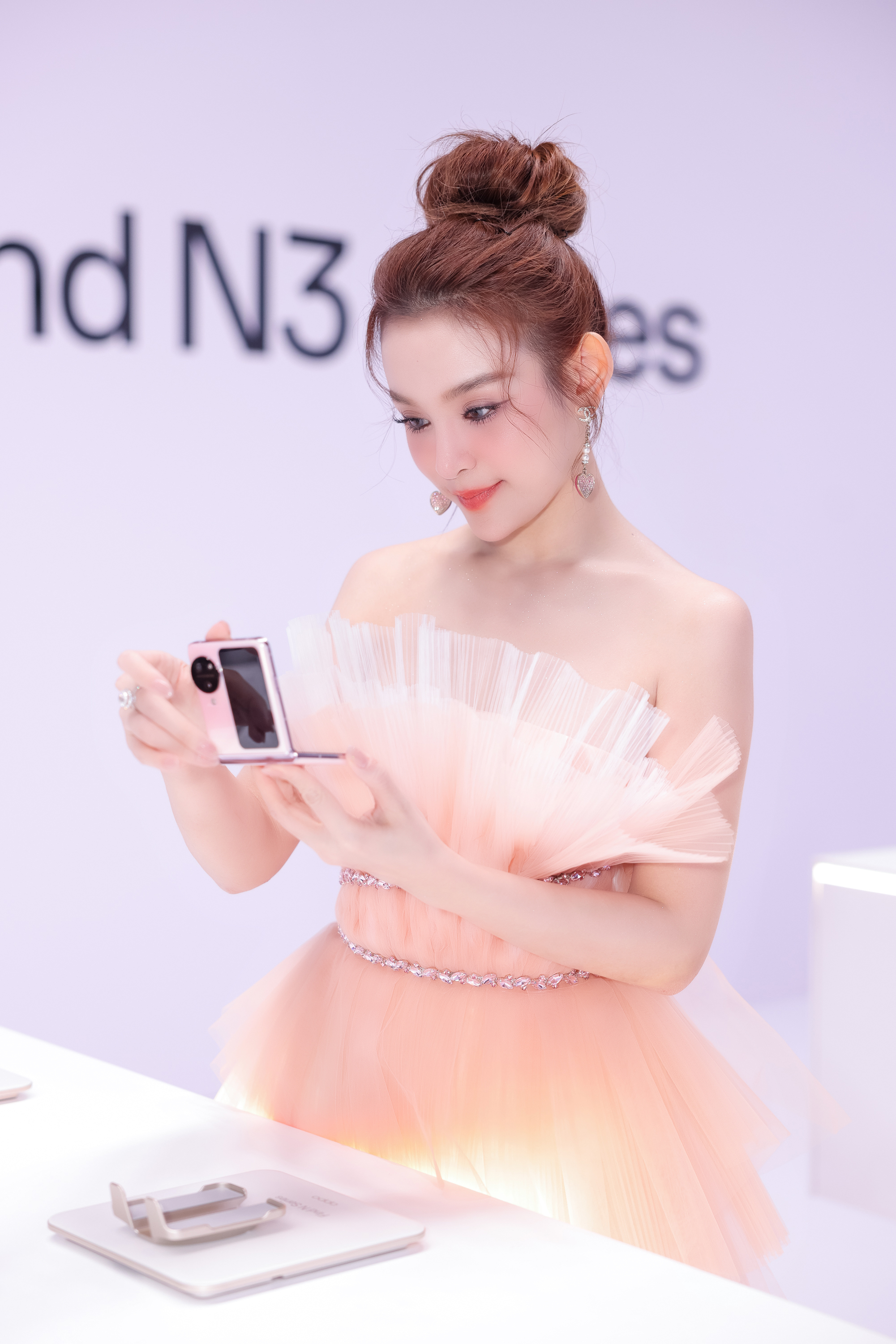 OPPO Find N3 Flip ra mắt tại Việt Nam: bộ ba camera đầu tiên, màn hình ngoài hữu dụng, giá 23 triệu