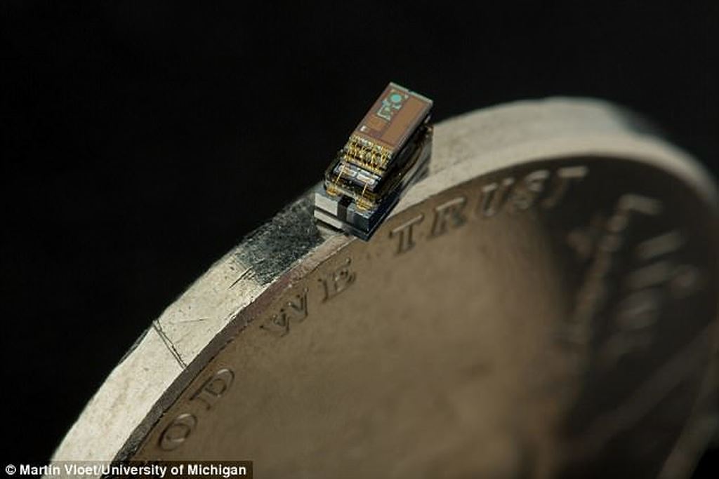 Ngắm nhìn chiếc máy tính nhỏ nhất Thế giới, nhỏ “tí ti” khi đặt cạnh hạt gạo