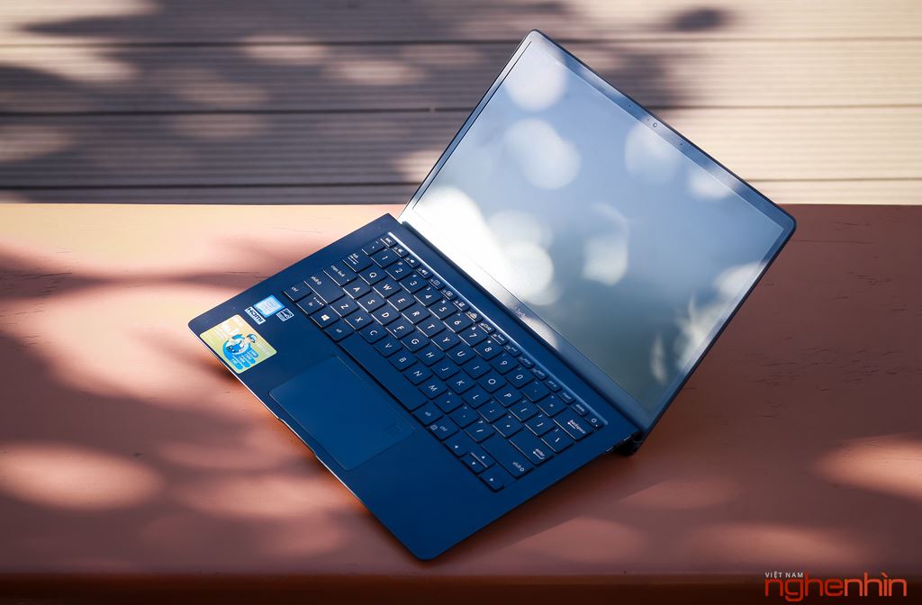 Trên tay Zenbook S UX391 tại Việt Nam: siêu mỏng, bản lề độc đáo, giá 40 triệu