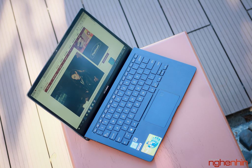 Trên tay Zenbook S UX391 tại Việt Nam: siêu mỏng, bản lề độc đáo, giá 40 triệu