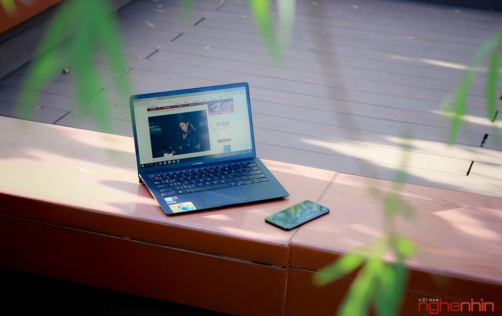 Trên tay Zenbook S UX391 tại Việt Nam: siêu mỏng, bản lề độc đáo, giá 40 triệu