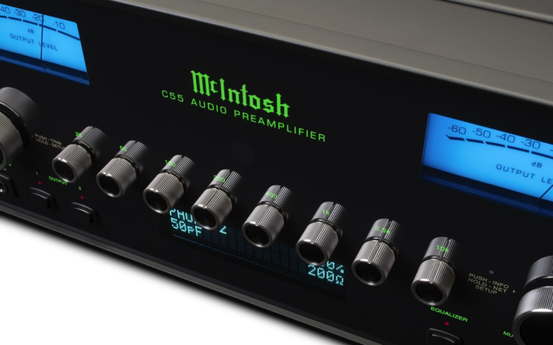 McIntosh C55 & C2800: Bộ đôi preamp đèn và bán dẫn mới nhất từ "gã khổng lồ xanh"