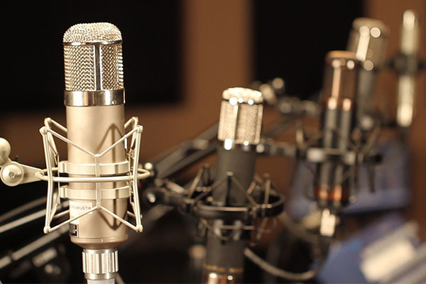 So S&aacute;nh Micro Dynamic v&agrave; Condenser &ndash; N&ecirc;n D&ugrave;ng Loại N&agrave;o Cho Karaoke & Thu &Acirc;m?