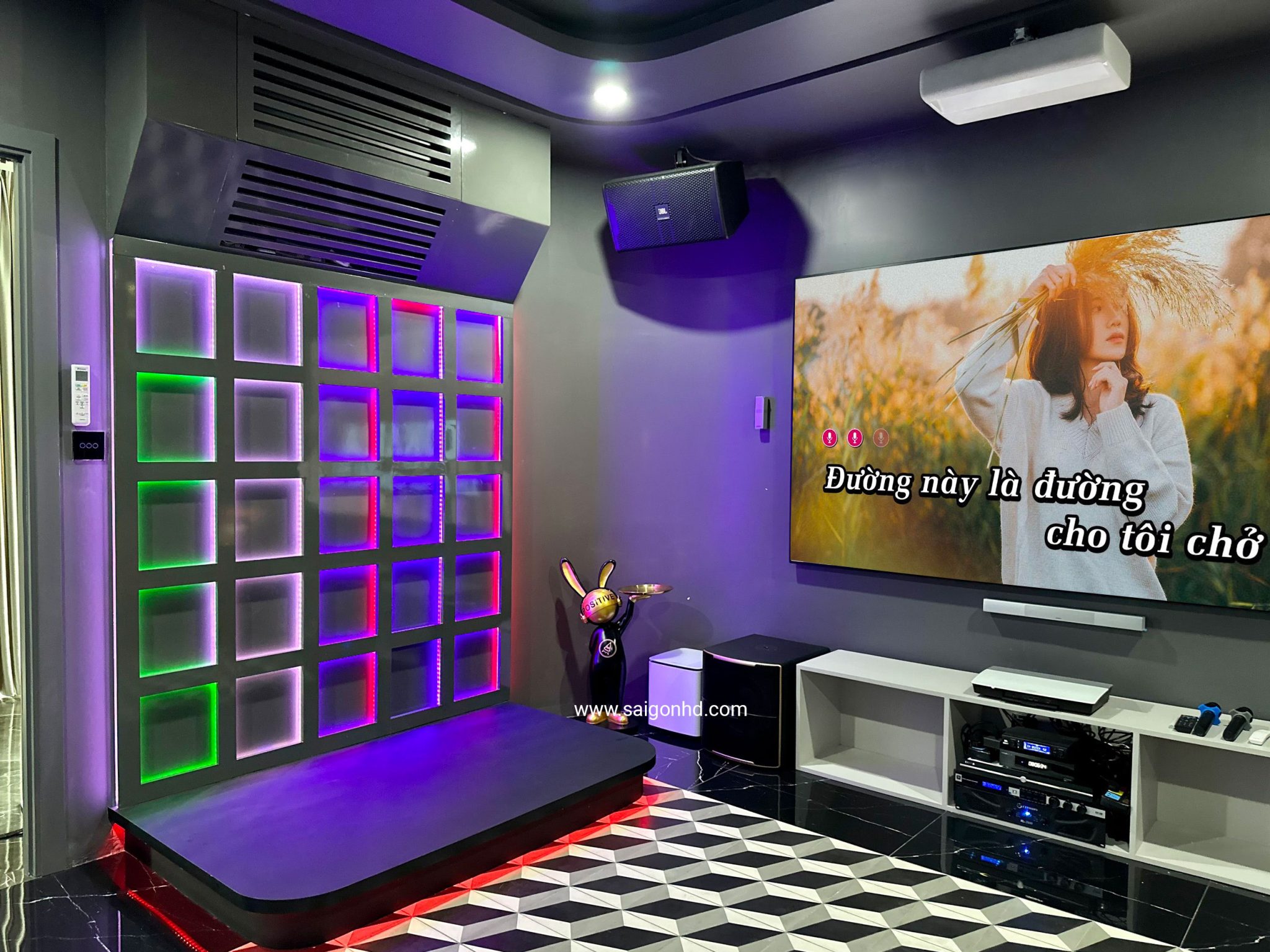 So Sánh Karaoke Gia Đình Và Karaoke Kinh Doanh: Điểm Giống Và Khác Biệt
