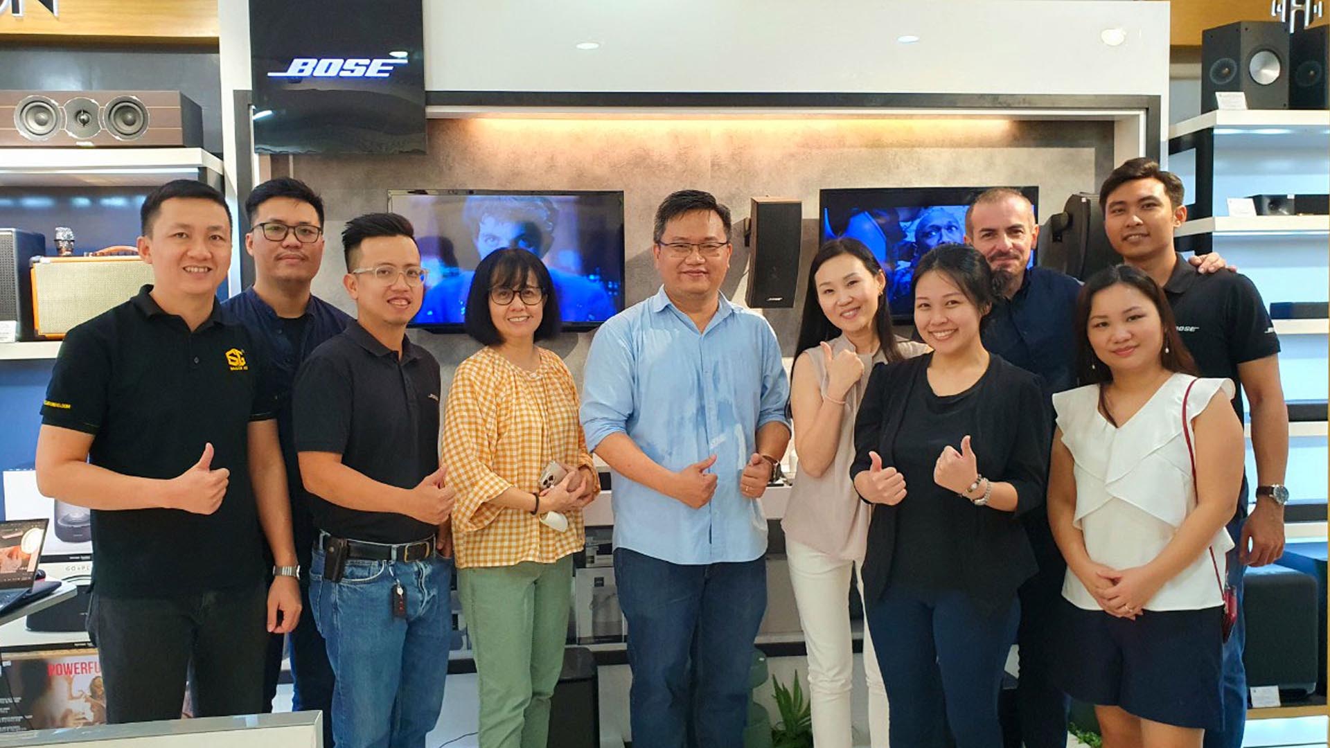 Đại diện của Bose Consumer Electronics gh&eacute; thăm showroom Him Lam của SAIGON HD