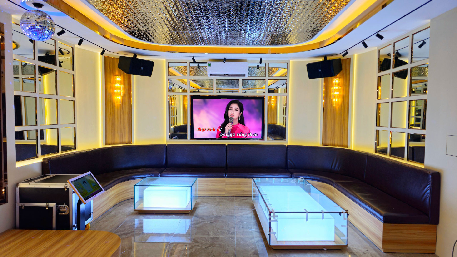 Ph&ograve;ng Karaoke gia đ&igrave;nh cao cấp với hệ thống &acirc;m thanh Karaoke JBL KP4015G2 ch&iacute;nh h&atilde;ng cho diện t&iacute;ch từ 50m2 trở l&ecirc;n