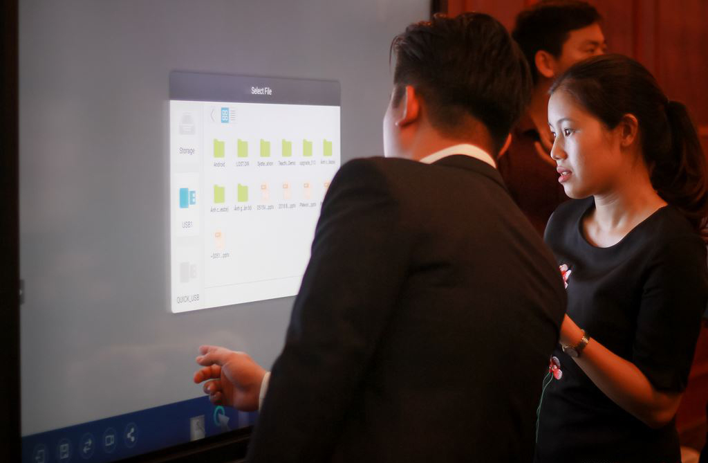 BenQ giới thiệu màn hình tương tác và dòng máy chiếu chống bụi tại Việt Nam