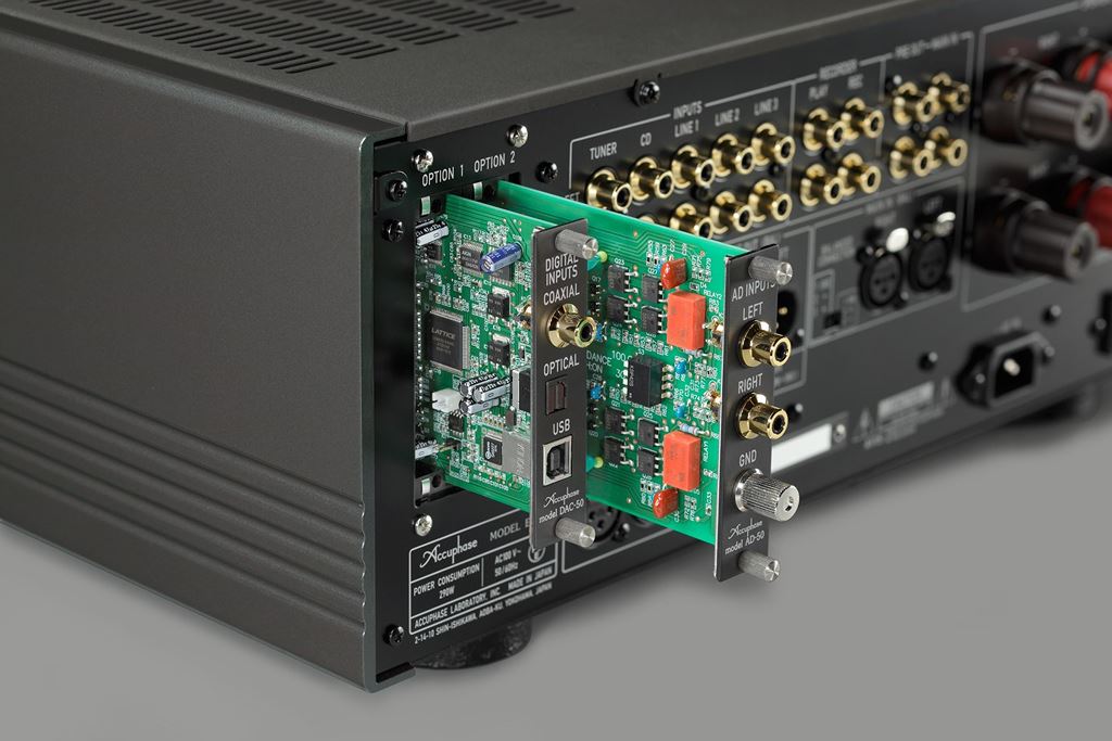 Chủ tịch Jim Saito và cộng sự giới thiệu các thiết kế mới 2018 của Accuphase