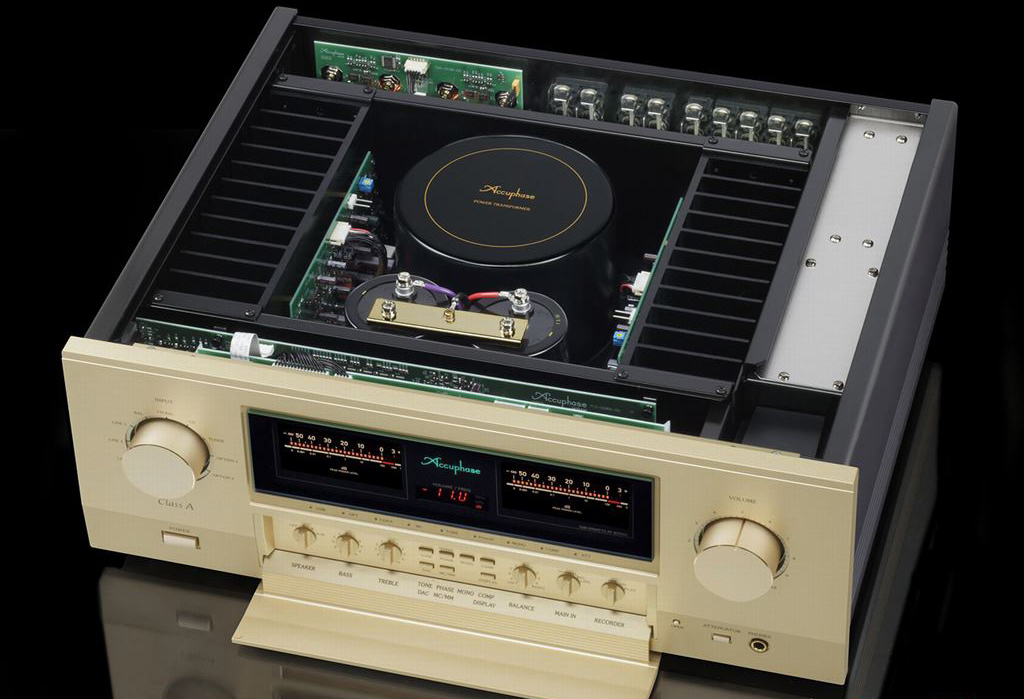 Chủ tịch Jim Saito và cộng sự giới thiệu các thiết kế mới 2018 của Accuphase
